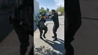 -Y como son los policias en tu país?  -Pues... 😂