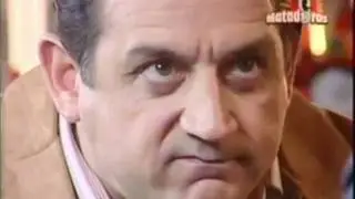 al fondo hay sitio miguel ignacio hace la mirada de tiburon
