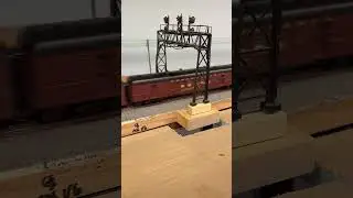 Поезд PRR Streamlined K4S № 3768 направляется на восток в Херши в составе поезда Broadway Limited...