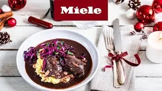 Wintermen&uuml; Hauptspeise: Hirschroulade mit Kartoffelp&uuml;ree und Rotkohlsalat I Miele
