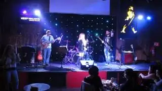 Firefly - Breaking the Law e Paranoid com o baixista Fabio Carito