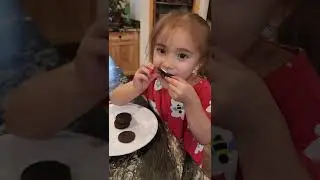 CUTE 3 YEAR OLD GIRL EATING ONLY THE MIDDLE IN OREO COOKIES #shorts #oreo #toddler #short #yummy