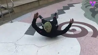 Skater se cae durante un salto y termina aterrizando de espaldas en la tabla