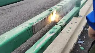 laser cleaning machine cleans the paint on overhead railings with cleaning thickness of up to 1-2mm