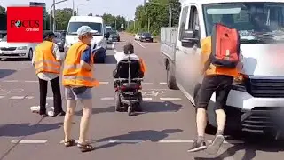 VW-Transporter f&auml;hrt Klima-Kleber bei Protest an