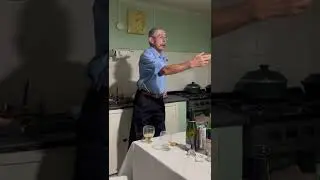 2082- Adri&aacute;n Maggi.  Walter Mu&ntilde;oz interpreta el Dos de abril. Poema de Adri&aacute;n Maggi. 