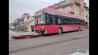 Trolibusz &eacute;s szem&eacute;lyaut&oacute; &uuml;tk&ouml;z&ouml;tt &ouml;ssze Szegeden a Bakay N&aacute;ndor &eacute;s a Ter&eacute;z utca kereszteződ&eacute;s&eacute;ben.