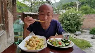 豆芽炒麻花一盘，还有青椒炒黄瓜一盘，两个菜配半瓶白酒真香 #乡村美食