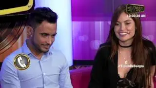 Jhon Tales y  Jhon Alex Castaño charlando con Sara Uribe