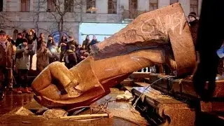 Lenin Statue Toppled By Protesters In Kiev