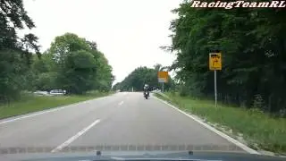 VW Passat Fahrer Gef&auml;hrdet Vater und sohn auf dem Motorrad