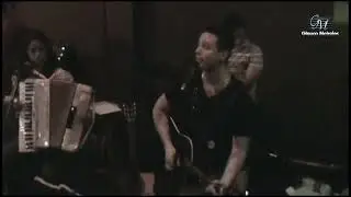 Lucy Alves e Glauco Meireles juntos no palco.