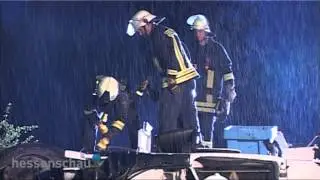 Unfall auf A5: Lkw kippt um