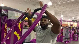 Как использовать тренажер для тяги верхнего блока в Planet Fitness (упражнения для спины)