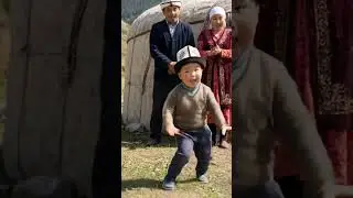 Bu Kırgız Minik Dansıyla Kalpleri Fethetti 😍🇰🇬