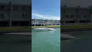 1998 Fountain 35 Lightning underway
