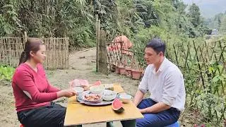 The kind man felt sorry for Don's situation, so he came to celebrate the Lunar New Year with her