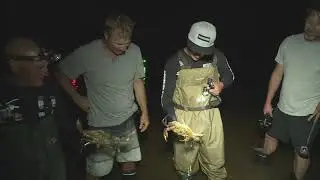 CATCHING MUDCRABS BAREHANDED | ESCAPE FISHING WITH ET