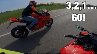 Ducati panigale v4 vs panigale v2 su strada                                    #ducati #comprativa