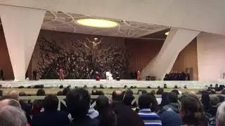 Papa Francesco saluta i giornalisti di Askanews