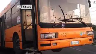 CAMION CONTRO BUS: 24 FERITI