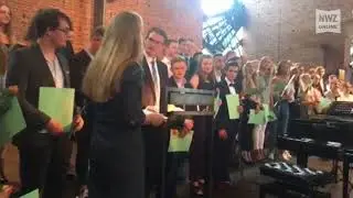 Abiturientinnen und Abiturienten verabschieden Mariengymnasium