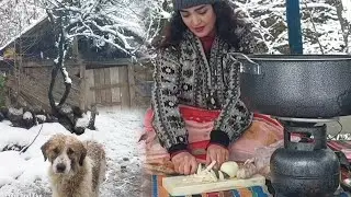 Rural life / Cooking noodle soup in the cold winter open air