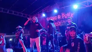 BUNGA HITAM - MAJU DAN TERUS BERSINAR  live young & punk SEMARANG