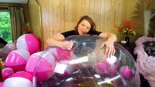 Посмотрите, как сдувается этот гигантский пляжный мяч!