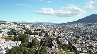 De Norte a Sur: Quito en Dron con el Volcán Cotopaxi de Fondo