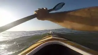 Remada de caiaque oce&acirc;nico com a gopro no peito