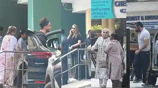 Sohail Khan, Helen, Sushila Charak & Others Visits Lilavati Hospital To See Salim Khan's Health.