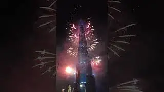துபாயின் மிகப்பெரிய கட்டுடத்தின் புது வருட கொண்டாட்டம் 