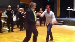 Tony Irving dansar swing med Tomas Lidberg