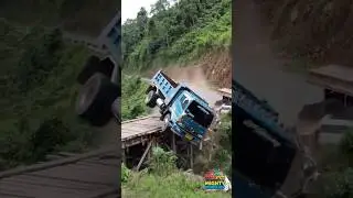 Truk Hino Jatuh Ke Jurang | Mighty Wheelies #trukoleng #dumptruck #truck