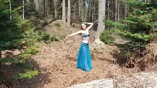 Mavedanser Oriental dancer Lena Astrid dances bellydance in nature