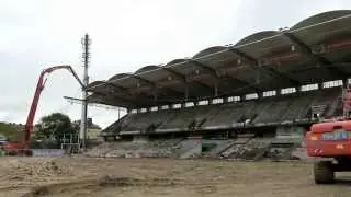 Abbruch Hanappi-Stadion - Das Dach der Südtribüne fällt