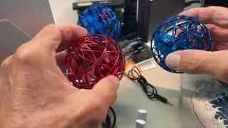 Как зарядить набор из 2 игрушек Flying Orb Ball
