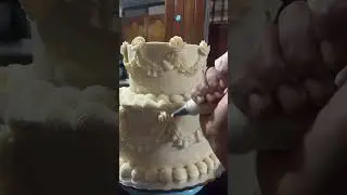 Pastel con buttercream o betún americano, pastel de dos pisos, comenta si quieres la receta 👇🏾