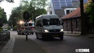 Afscheidnemende brandweermannen komen aan met Amerikaans brandweervoertuig