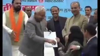CM. Nitish kumar pagla gye है kya. #yt #duet #hijab #virelvideo #trendingshorts #famousshorts #bihar