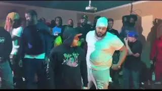 Prez mafia pushes battles rapper and falls on the ground 😳😳😳😳 what would you do ???