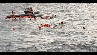 I soccorritori di Open Arms in acqua nel tentativo di salvare la vita a 100 naufraghi in mare