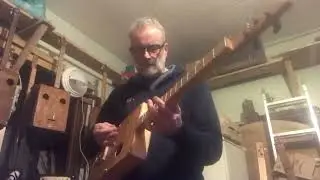 New 3 string guitar fresh off the bench, first plug in and play !#boxguitar #homemade 