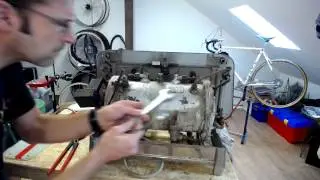 Restauration: Zerlegen einer 2-gruppigen Faema E61 von 1963