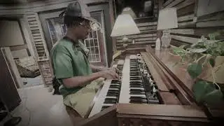 Justin Clemens explores the Hammond C2 with 122 Leslie