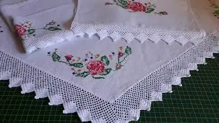 Como engomar toalha de mesa com bordado e bicos de crochê .