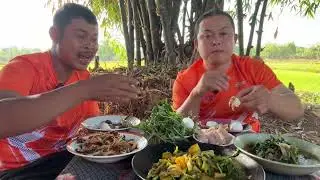 แกงหน่อไม้ใส่เครื่องแน่นๆเกือบล้นหม้อ ส้มตำเผ็ดๆกินคู่กันเมนูนี้บอกเลยว่าอร่อยสุดๆ