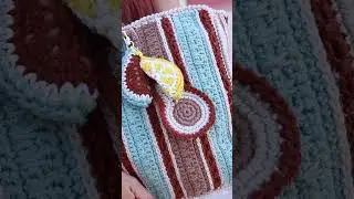 Tamarindo Tote by Santa Pazienzia 🥜 Striped crochet with texture #crochet #crochetbag #VeganBagsbySP
