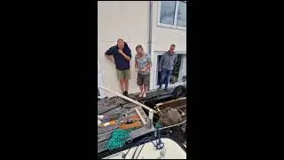 gezonken karper boot bergen in Amsterdamse gracht  SD 480p